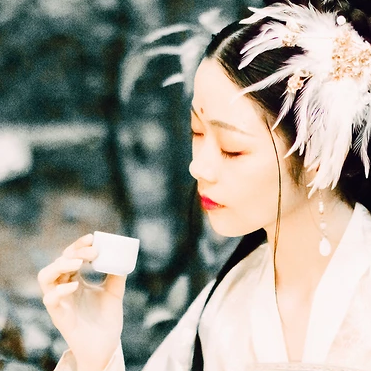 羽毛下雪白衣女生頭像，唯美古風(fēng)真人頭像