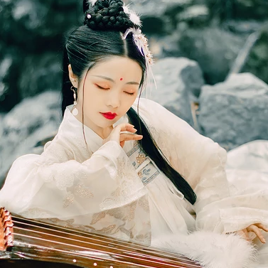 羽毛下雪白衣女生頭像，唯美古風(fēng)真人頭像