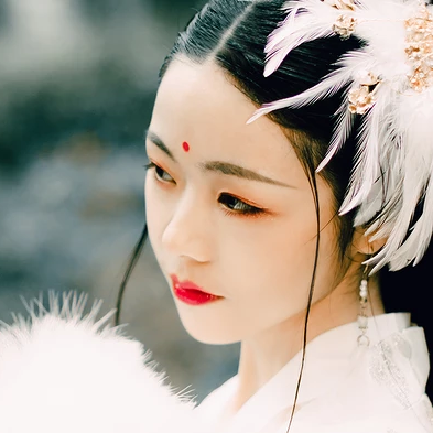 羽毛下雪白衣女生頭像，唯美古風(fēng)真人頭像