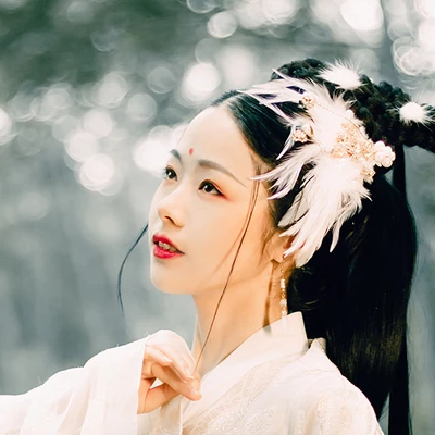 羽毛下雪白衣女生頭像，唯美古風(fēng)真人頭像