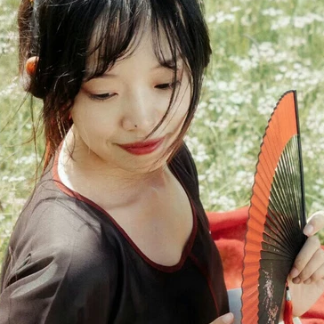 花叢中帶折扇女生頭像，唯美古風(fēng)真人頭像