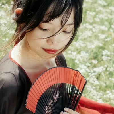 花叢中帶折扇女生頭像，唯美古風(fēng)真人頭像