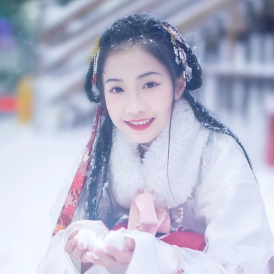 雪中團(tuán)花帶傘女子頭像，唯美古真人頭像