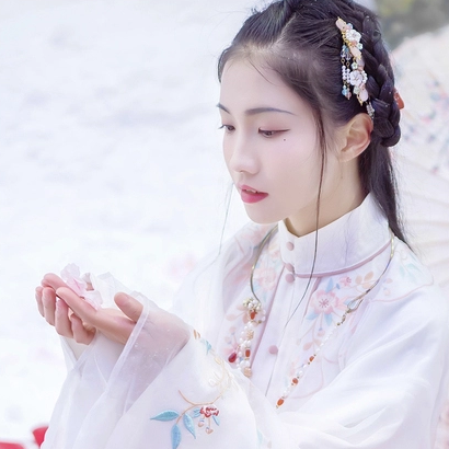 雪中團(tuán)花帶傘女子頭像，唯美古真人頭像