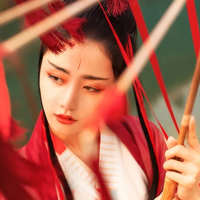紅衣女子霸氣喝酒頭像，唯美古風(fēng)真人頭像