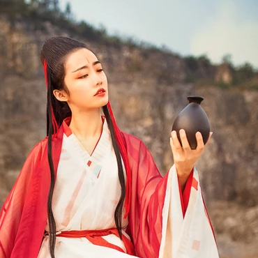 紅衣女子霸氣喝酒頭像，唯美古風(fēng)真人頭像