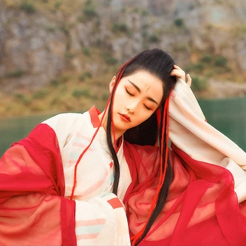 紅衣女子霸氣喝酒頭像，唯美古風(fēng)真人頭像