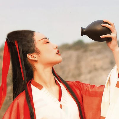紅衣女子霸氣喝酒頭像，唯美古風(fēng)真人頭像