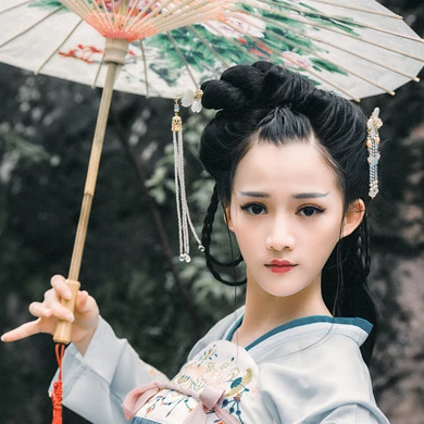 兩組齊胸襦裙?jié)h服女子頭像，唯美古風(fēng)真人頭像