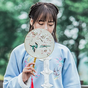 可愛(ài)帶團(tuán)扇和傘女生頭像，唯美古風(fēng)真人頭像