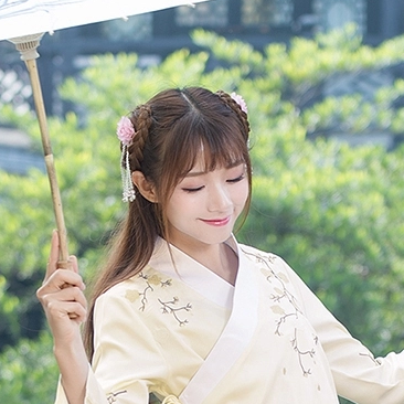 淡黃色漢服帶傘女生頭像，唯美古風真人頭像