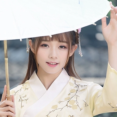 淡黃色漢服帶傘女生頭像，唯美古風真人頭像