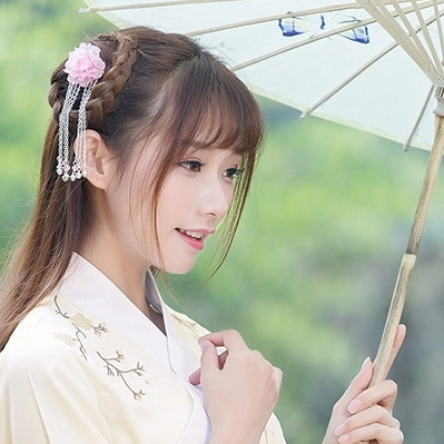 淡黃色漢服帶傘女生頭像，唯美古風真人頭像