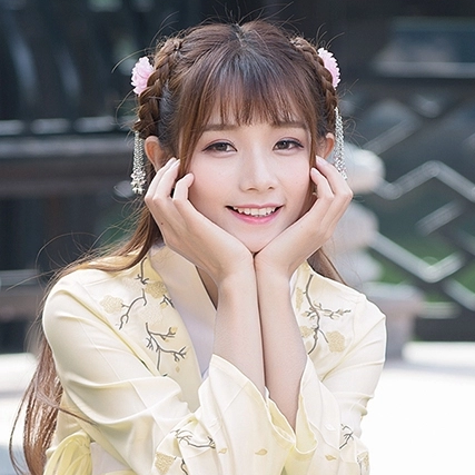 淡黃色漢服帶傘女生頭像，唯美古風真人頭像