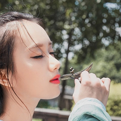 素衣女生喝酒頭像，唯美古風(fēng)真人頭像