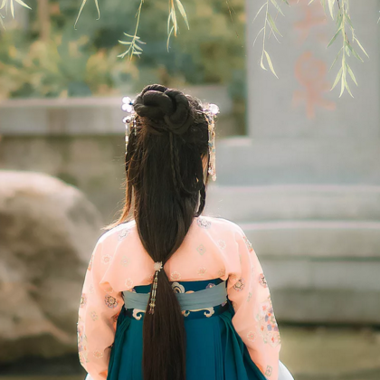 柳葉下放風箏女生頭像，唯美古風真人頭像