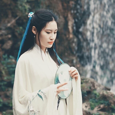 蒙眼帶團(tuán)扇女子頭像，唯美古風(fēng)真人頭像