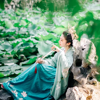 夏日荷塘帶團扇少女頭像，唯美古風(fēng)真人頭像