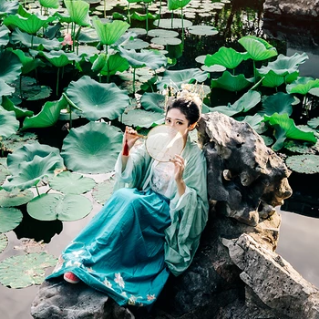 夏日荷塘帶團扇少女頭像，唯美古風(fēng)真人頭像