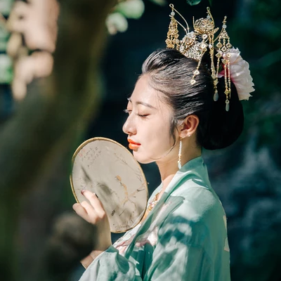 夏日荷塘帶團扇少女頭像，唯美古風(fēng)真人頭像