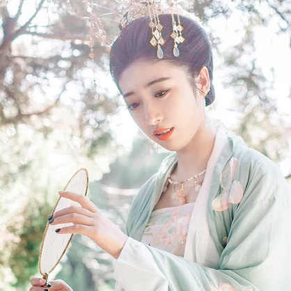 夏日荷塘帶團扇少女頭像，唯美古風(fēng)真人頭像