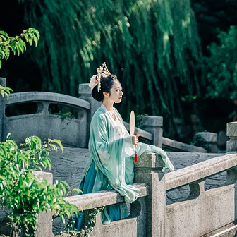 夏日荷塘帶團扇少女頭像，唯美古風(fēng)真人頭像
