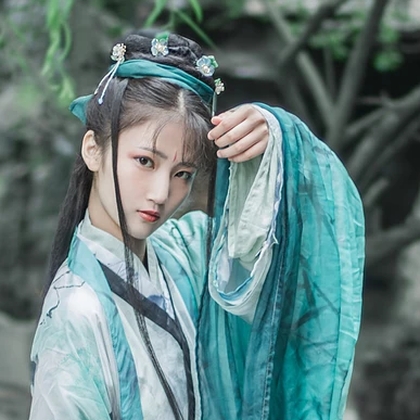 青玉流帶劍少女頭像，唯美古風(fēng)真人頭像