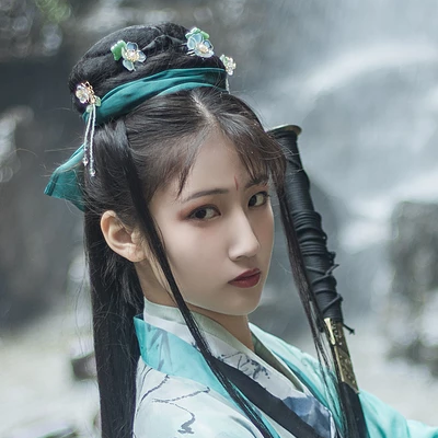 青玉流帶劍少女頭像，唯美古風(fēng)真人頭像