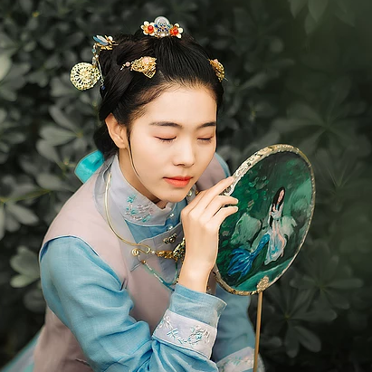 秋風帶團扇少女頭像，唯美古風真人頭像
