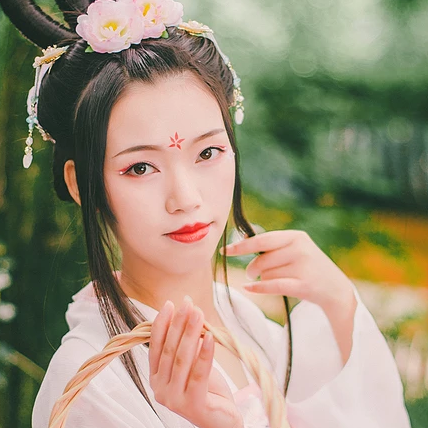 嬌艷花朵粉裙頭像，唯美古風(fēng)女子頭像