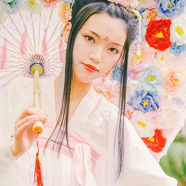 嬌艷花朵粉裙頭像，唯美古風(fēng)女子頭像