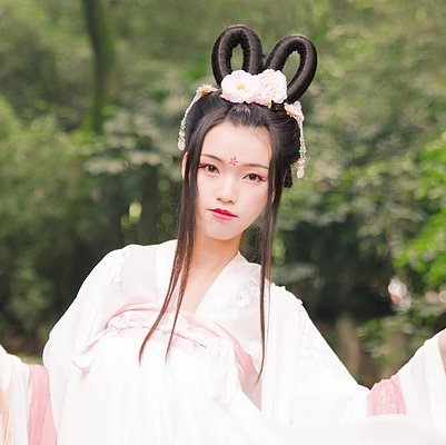 嬌艷花朵粉裙頭像，唯美古風(fēng)女子頭像