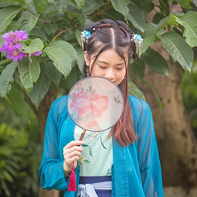 藍(lán)衣帶團(tuán)扇女生頭像，唯美古風(fēng)女子真人頭像