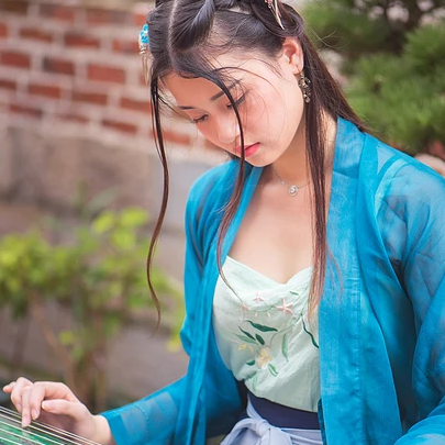 藍(lán)衣帶團(tuán)扇女生頭像，唯美古風(fēng)女子真人頭像