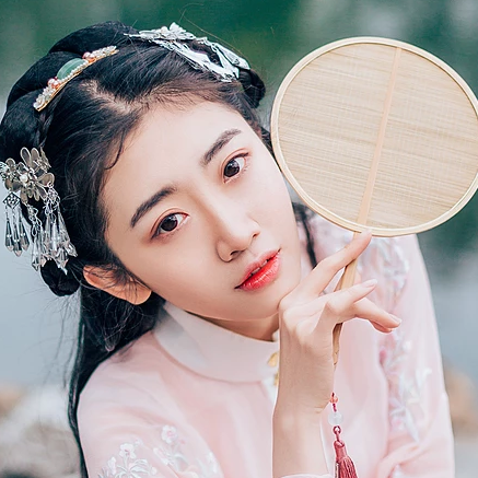 桃花樹下古風(fēng)頭像，唯美古風(fēng)粉衣女子真人頭像