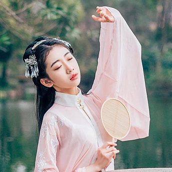 桃花樹下古風(fēng)頭像，唯美古風(fēng)粉衣女子真人頭像