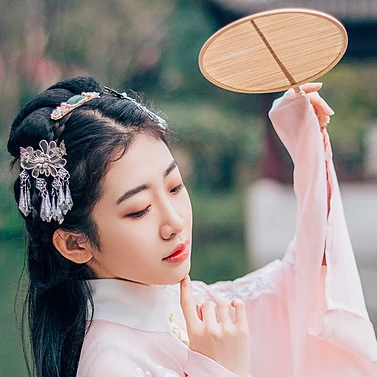 桃花樹下古風(fēng)頭像，唯美古風(fēng)粉衣女子真人頭像