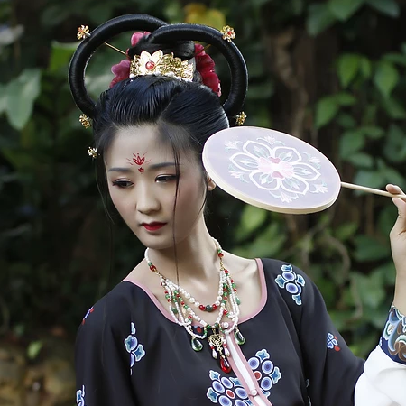 妖艷冷漠的女生頭像，唯美古風(fēng)真人女子頭像