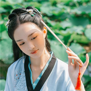 清荷滿塘綠衣小姑娘古風(fēng)頭像，愜意唯美女生頭