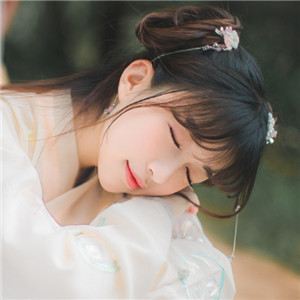 庭院花間漢服少女頭像，古風真人唯美qq頭像