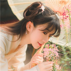 庭院花間漢服少女頭像，古風真人唯美qq頭像
