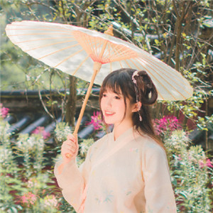 庭院花間漢服少女頭像，古風真人唯美qq頭像