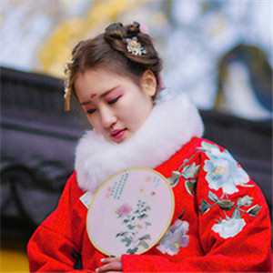 冬日暖陽伊人紅襖古風頭像，甜美可愛真人女生