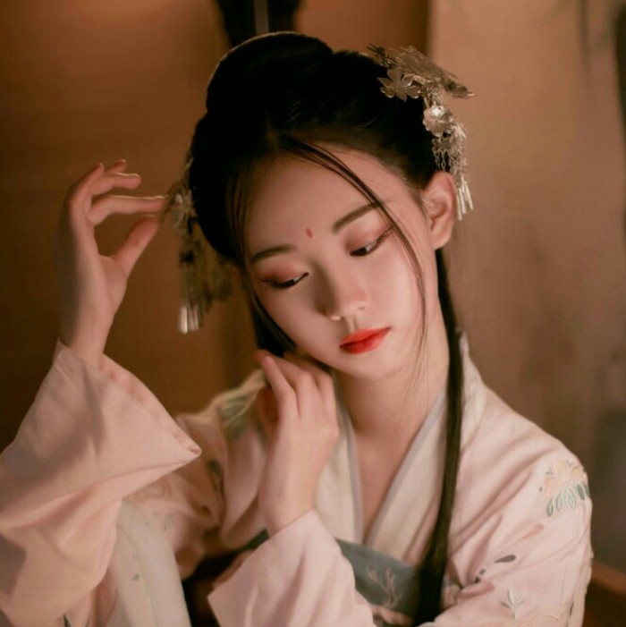 柳眉杏眼女生頭像，古風(fēng)女子qq頭像