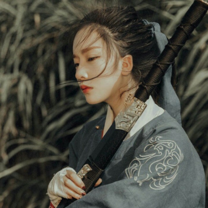 英氣瀟灑女子古風(fēng)頭像，古典真人頭像