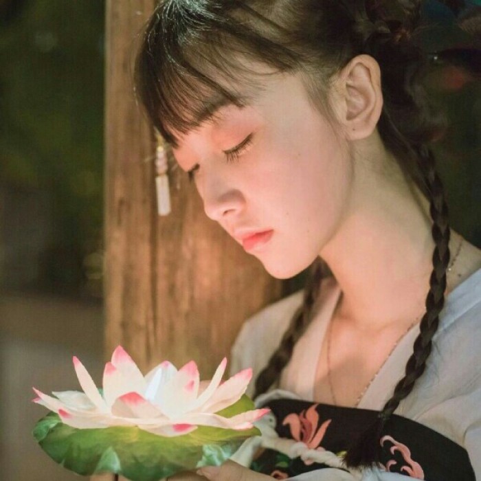 柔美女子攜燈古風(fēng)頭像，婉約中國風(fēng)微信qq頭像