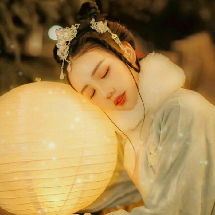 柔美女子攜燈古風(fēng)頭像，婉約中國風(fēng)微信qq頭像