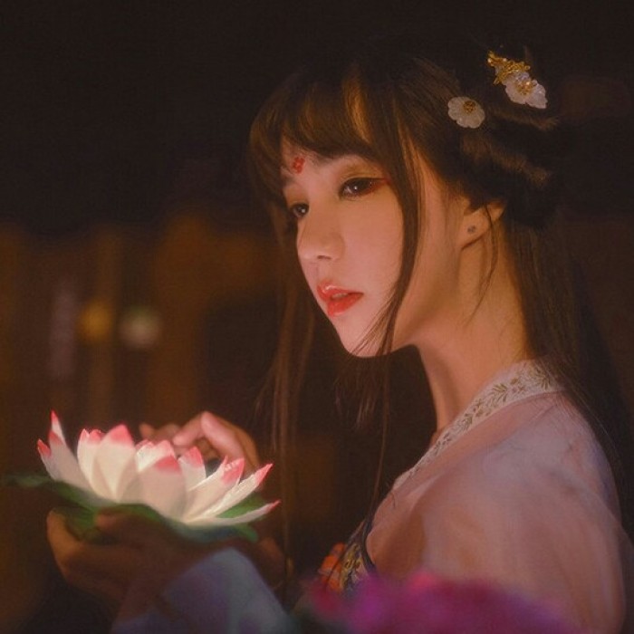 柔美女子攜燈古風(fēng)頭像，婉約中國風(fēng)微信qq頭像
