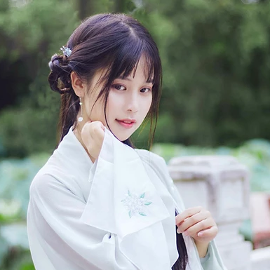 荷塘邊帶傘女生頭像，唯美古風(fēng)真人頭像