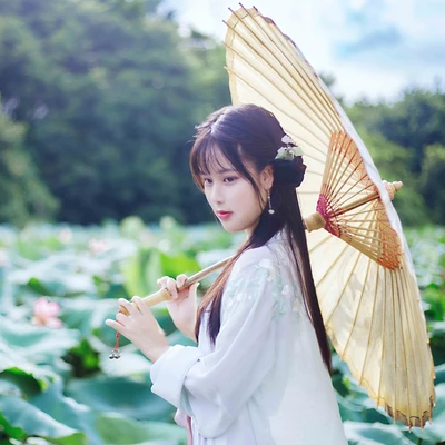 荷塘邊帶傘女生頭像，唯美古風(fēng)真人頭像